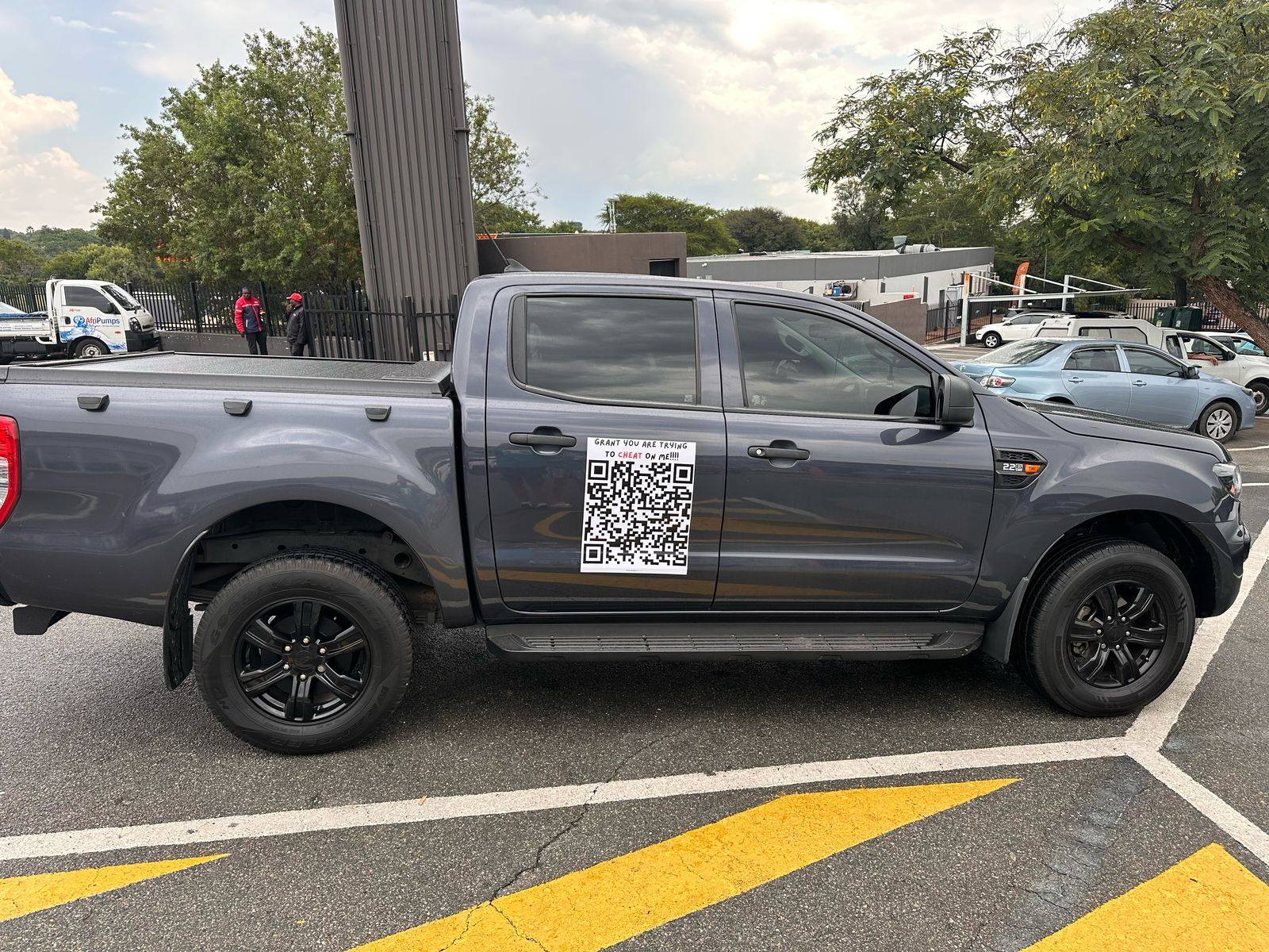 “Grant, You’re Cheating?!” – The Shocking Sign on a Joburg Car That’s Not What You Think